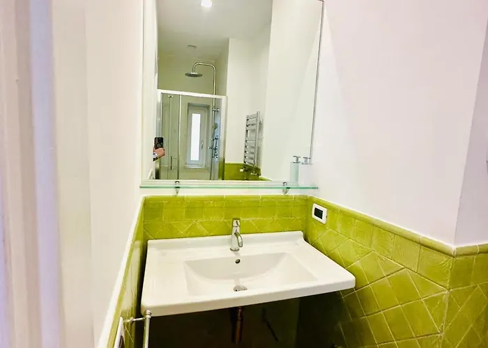 Fori Imperiali Colosseum בית הארחה רומא