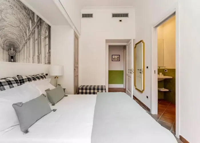 Fori Imperiali Colosseum בית הארחה רומא